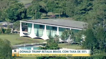 Para o STF, situação jurídica de Eduardo Bolsonaro se agravou após ele agradecer Trump pelo tarifaço ao Brasil 
