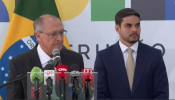 'Antes era um atentado contra a democracia, agora é um atentado à economia', afirma Alckmin sobre Bolsonaro e tarifaço de Trump