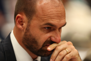 Integrantes da Primeira Turma do STF esperam julgar Eduardo Bolsonaro até o fim do ano 