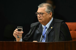 Dino cita indícios de crimes e suspende repasses de emendas a nove municípios 