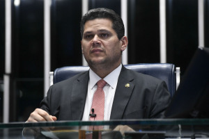 Alcolumbre diz que governo tem 'legitimidade' para pedir volta do aumento do IOF
